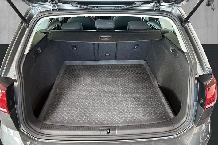 Grå VW Golf VII fra 2018