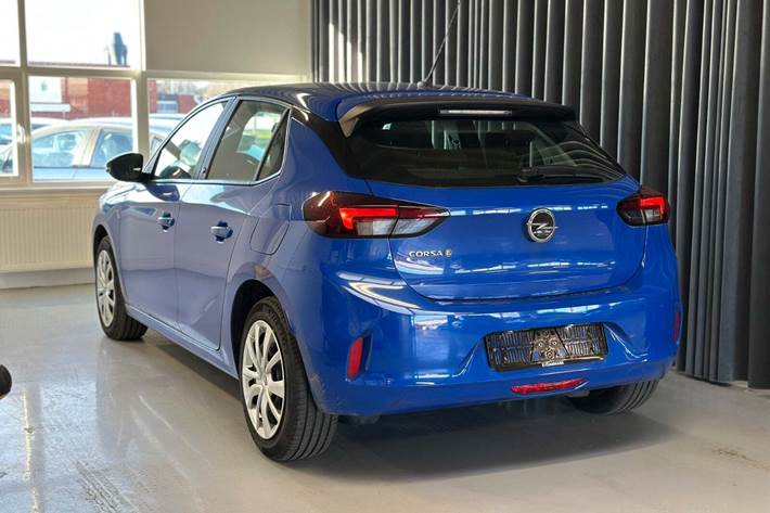 Blå Opel Corsa-e fra 2022