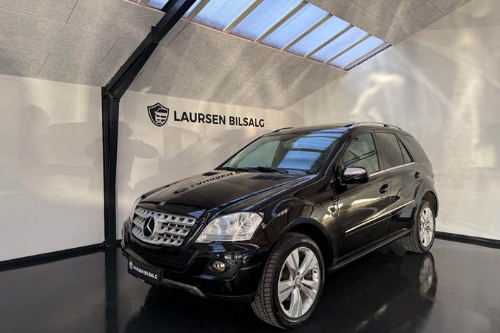 Sort Mercedes ML320 fra 2009 set udefra