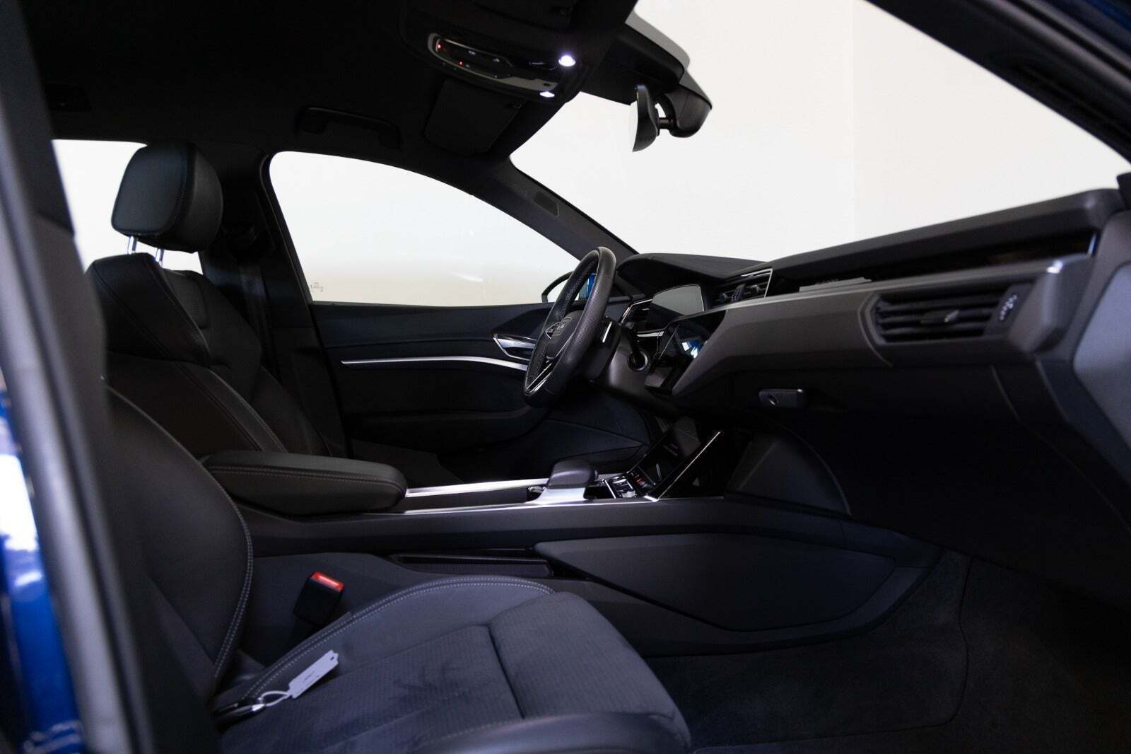 Blå Audi e-tron fra 2023