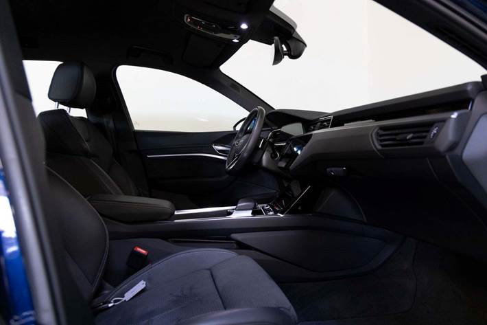 Blå Audi e-tron fra 2023