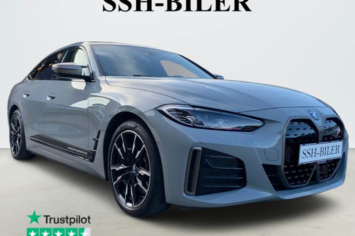 Grå BMW i4 fra 2023 set udefra