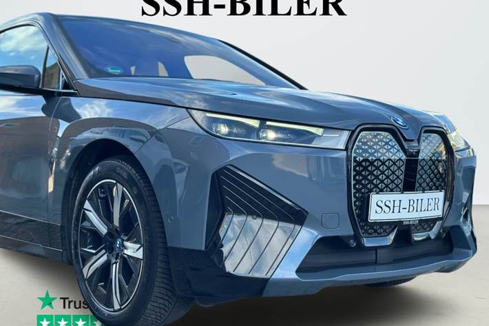 Grå BMW iX fra 2023