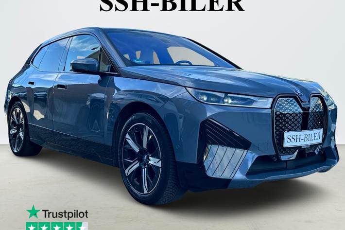 Grå BMW iX fra 2023 set udefra