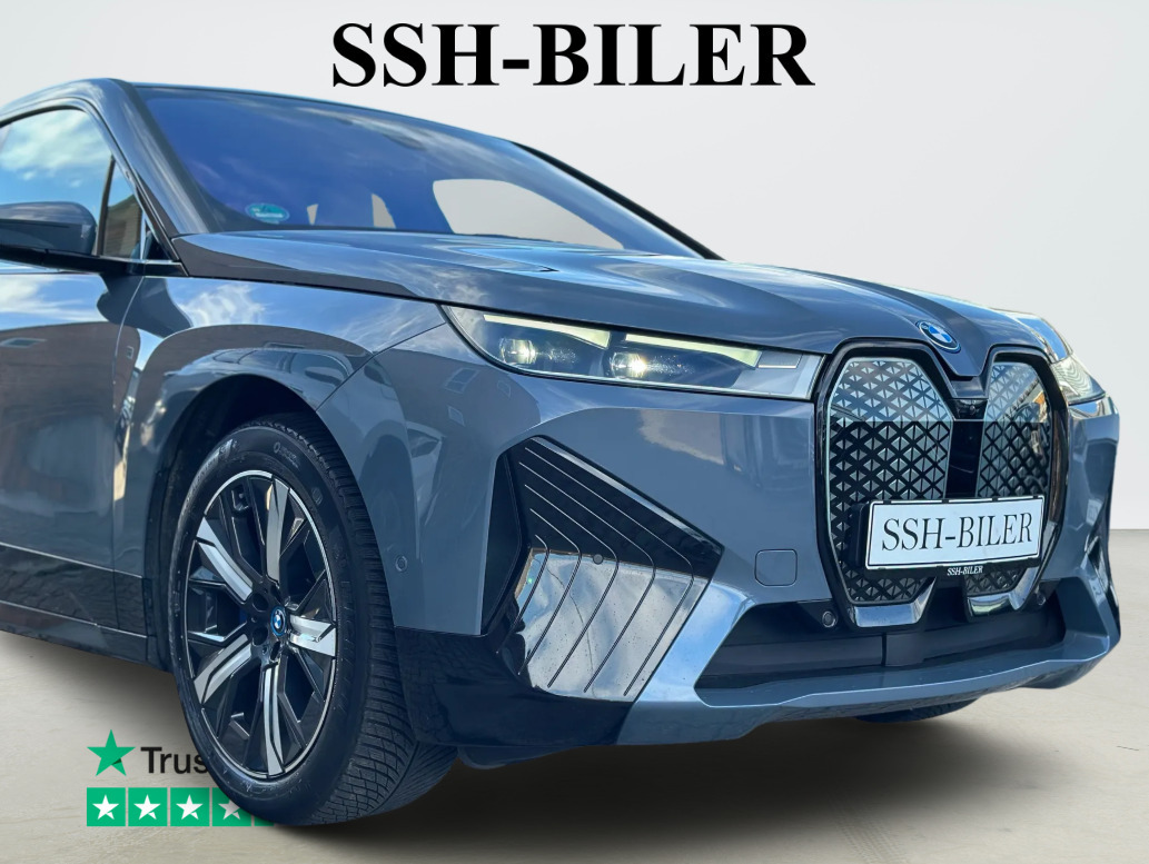 Grå BMW iX fra 2023