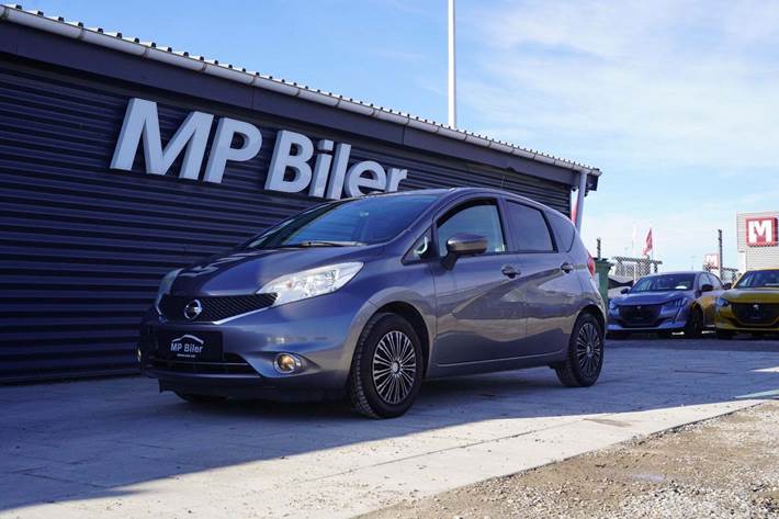 Grå Nissan Note fra 2014 set udefra