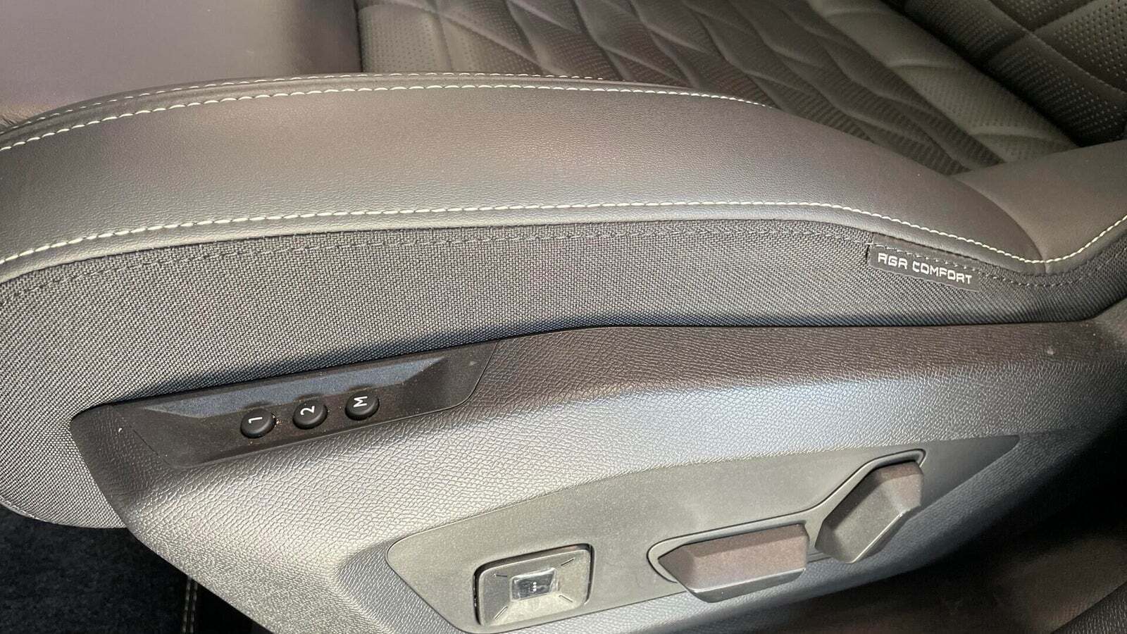 Blå Peugeot e-5008 fra 2024