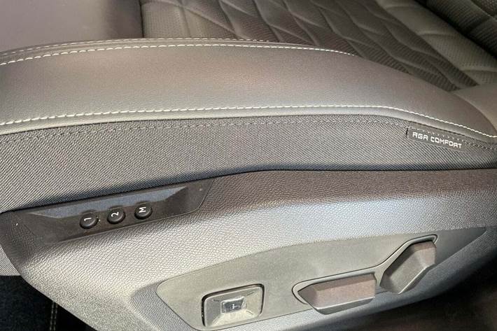 Blå Peugeot e-5008 fra 2024