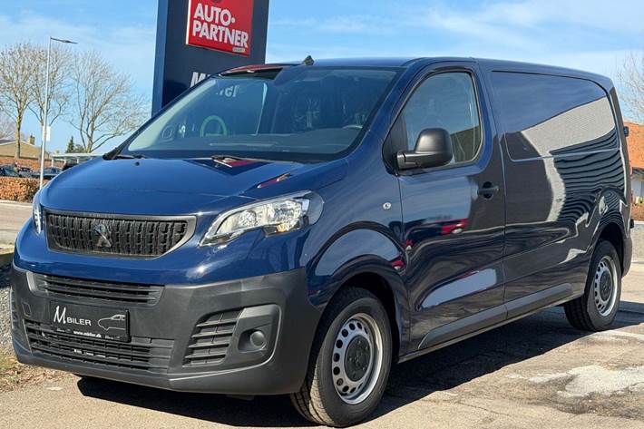 Blå Peugeot Expert fra 2024 set udefra