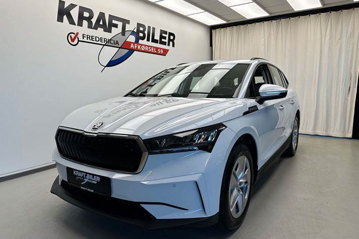 Hvid Skoda Enyaq fra 2023 set udefra