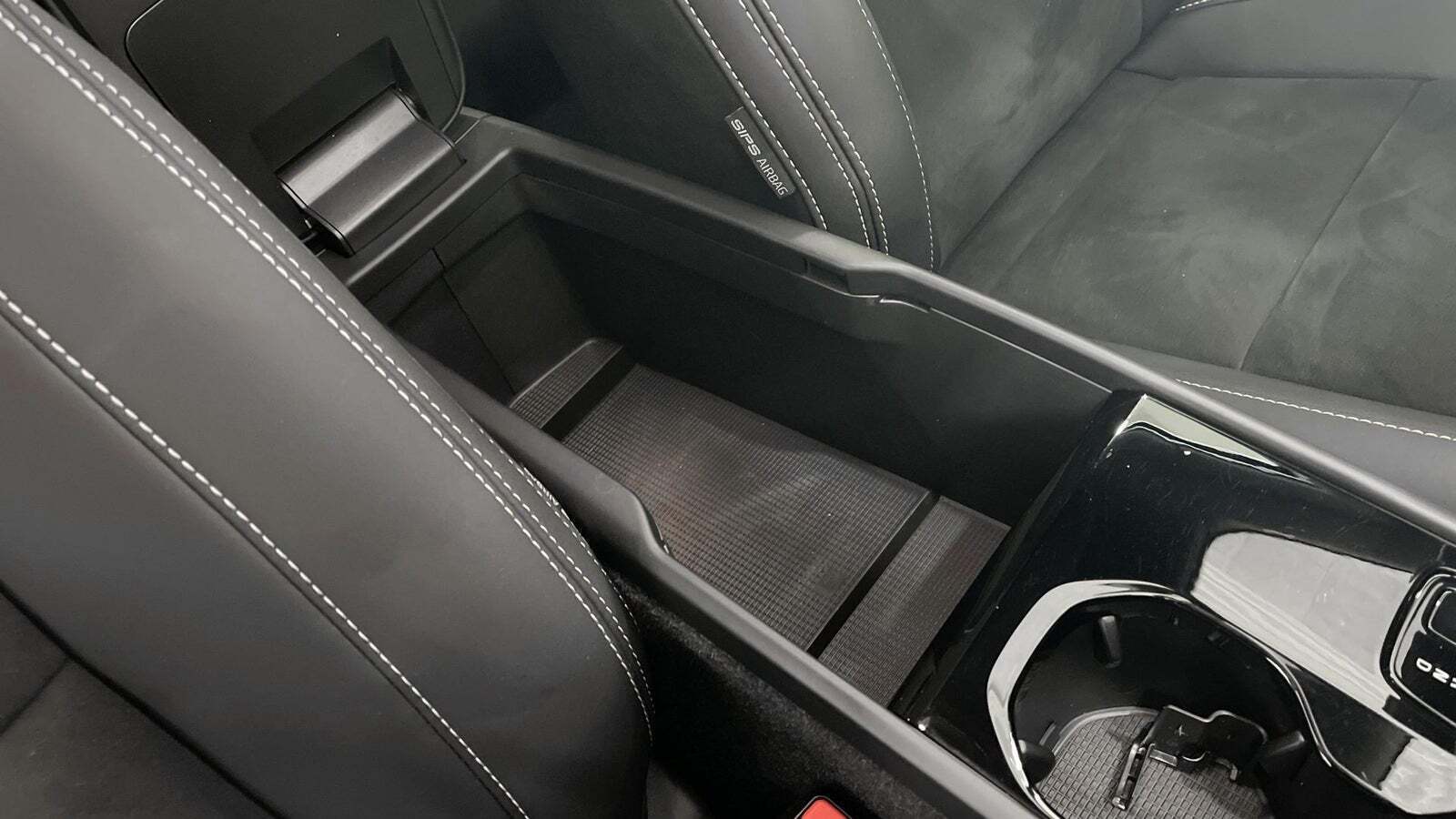 Grå Volvo C40 fra 2024