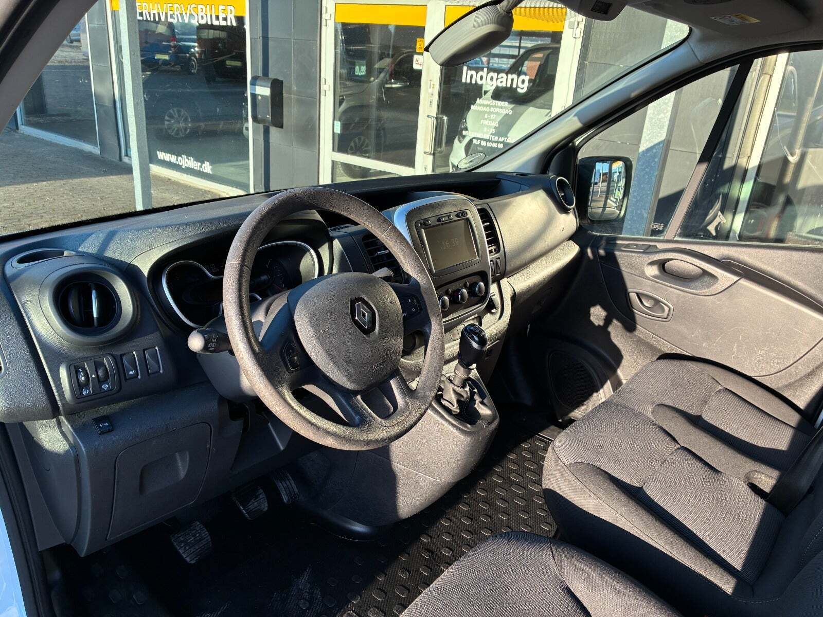 Hvid Renault Trafic T29 fra 2020