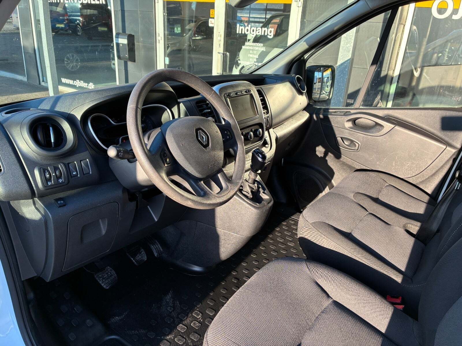 Hvid Renault Trafic T29 fra 2020