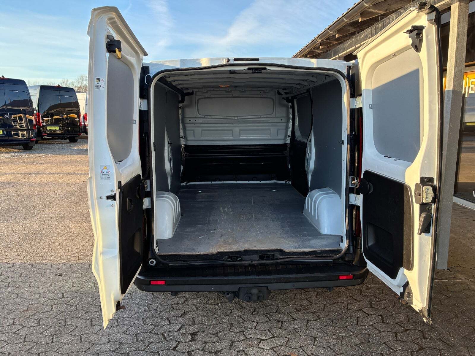Hvid Renault Trafic T29 fra 2020