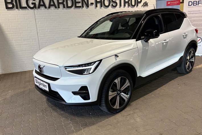 Hvid Volvo XC40 fra 2023 set udefra