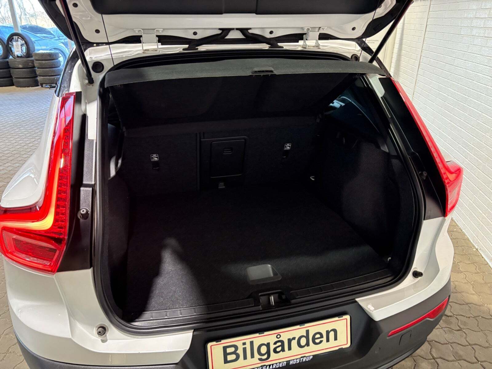 Hvid Volvo XC40 fra 2023