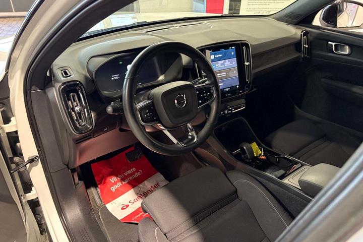 Hvid Volvo XC40 fra 2023