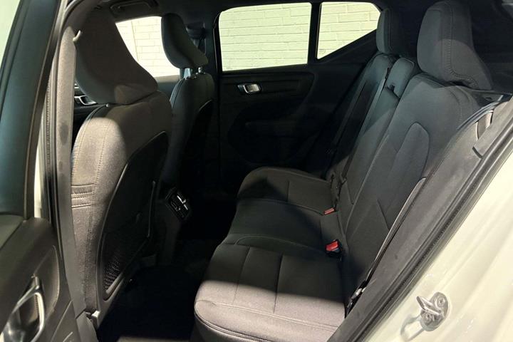 Hvid Volvo XC40 fra 2023