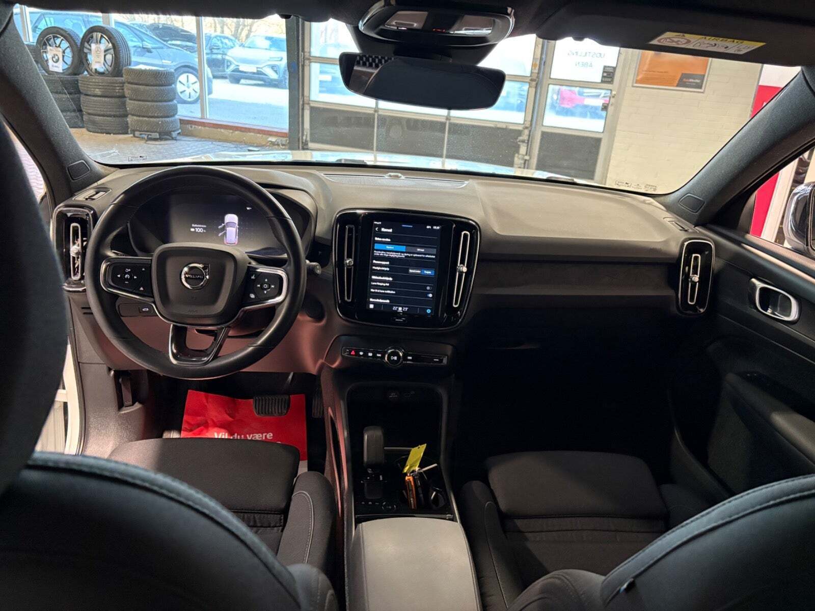 Hvid Volvo XC40 fra 2023