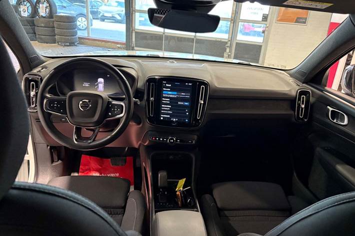 Hvid Volvo XC40 fra 2023