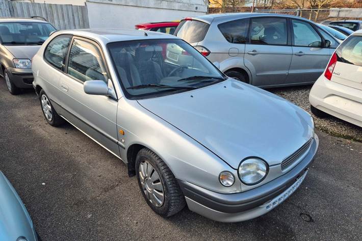 undefined Toyota Corolla fra 1998 set udefra