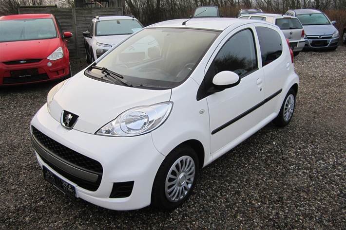 Hvid Peugeot 107 fra 2012 set udefra