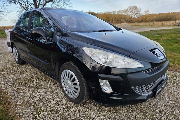 Brun Peugeot 308 fra 2009 set udefra