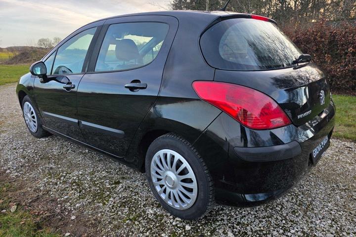 Brun Peugeot 308 fra 2009