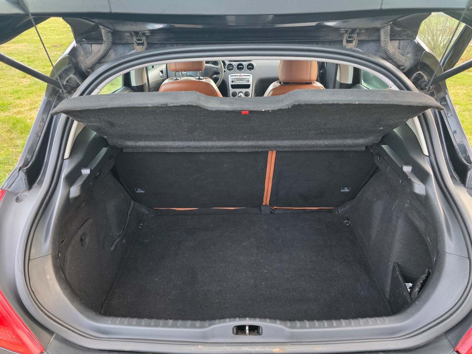 Brun Peugeot 308 fra 2009