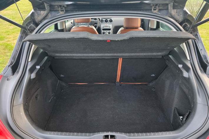 Brun Peugeot 308 fra 2009