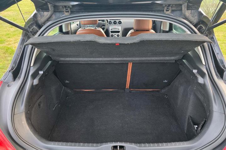 Brun Peugeot 308 fra 2009