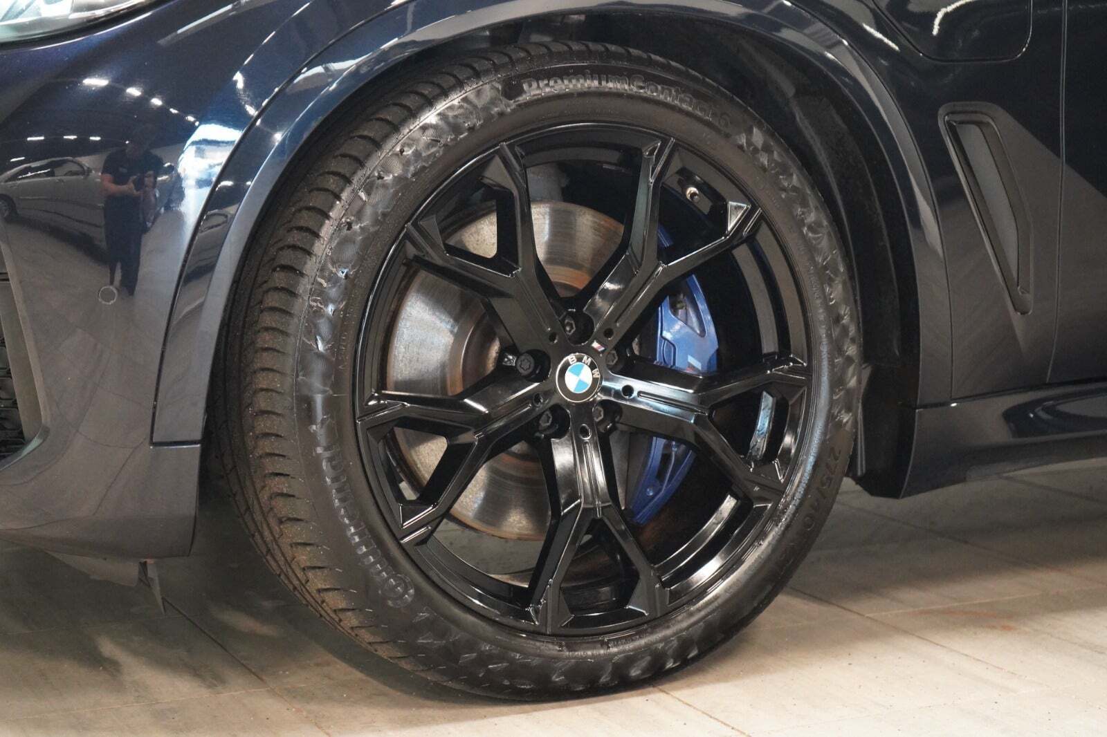 Blå BMW X5 fra 2021