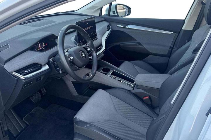 Hvid Skoda Enyaq fra 2023