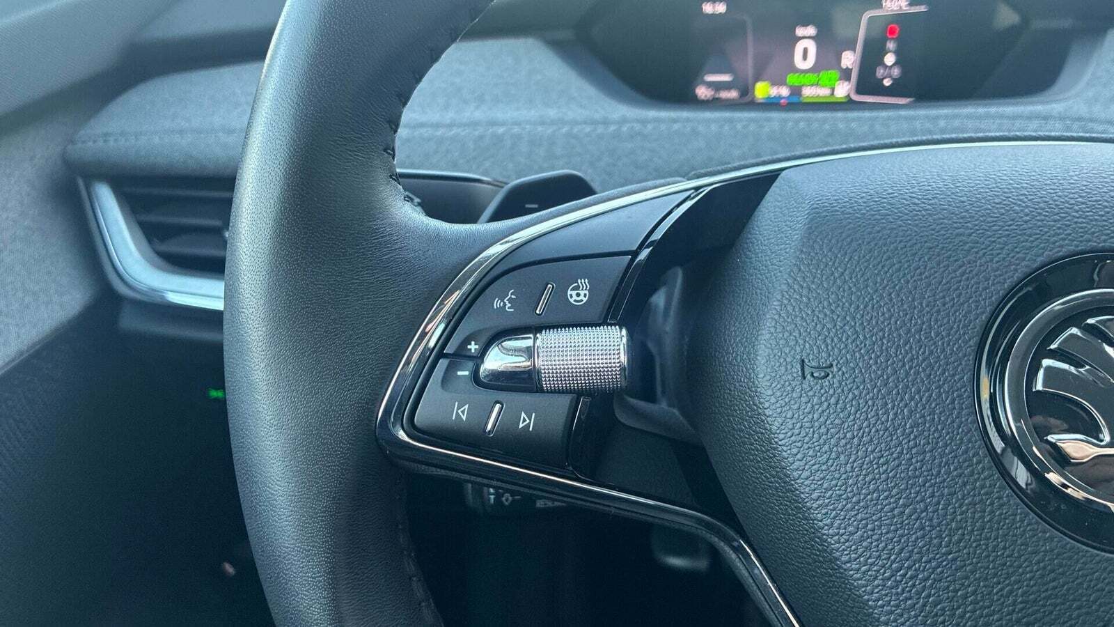 Hvid Skoda Enyaq fra 2023