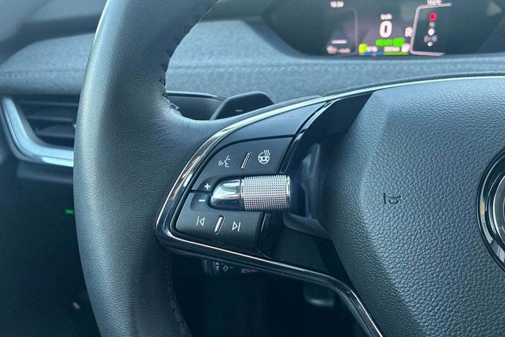 Hvid Skoda Enyaq fra 2023