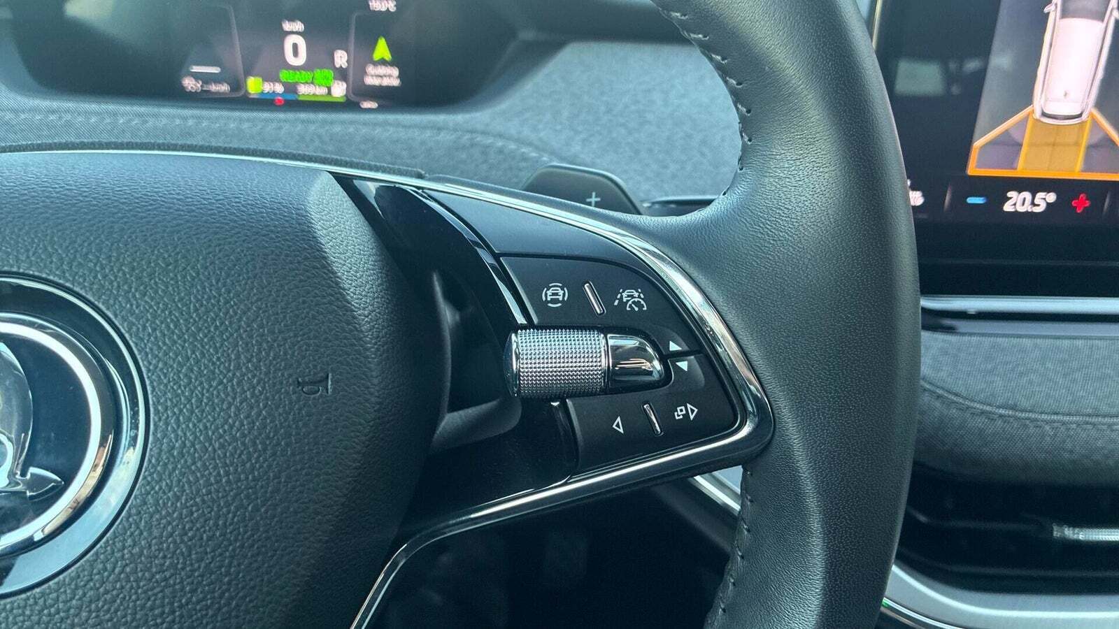 Hvid Skoda Enyaq fra 2023