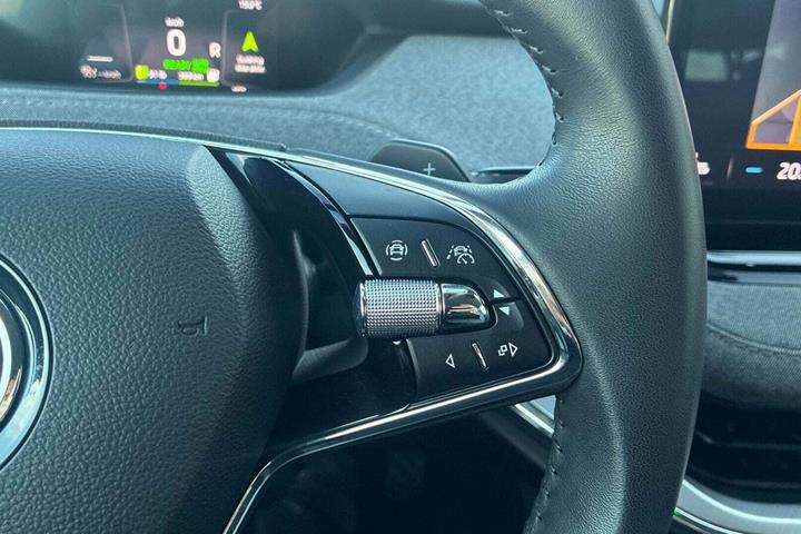 Hvid Skoda Enyaq fra 2023