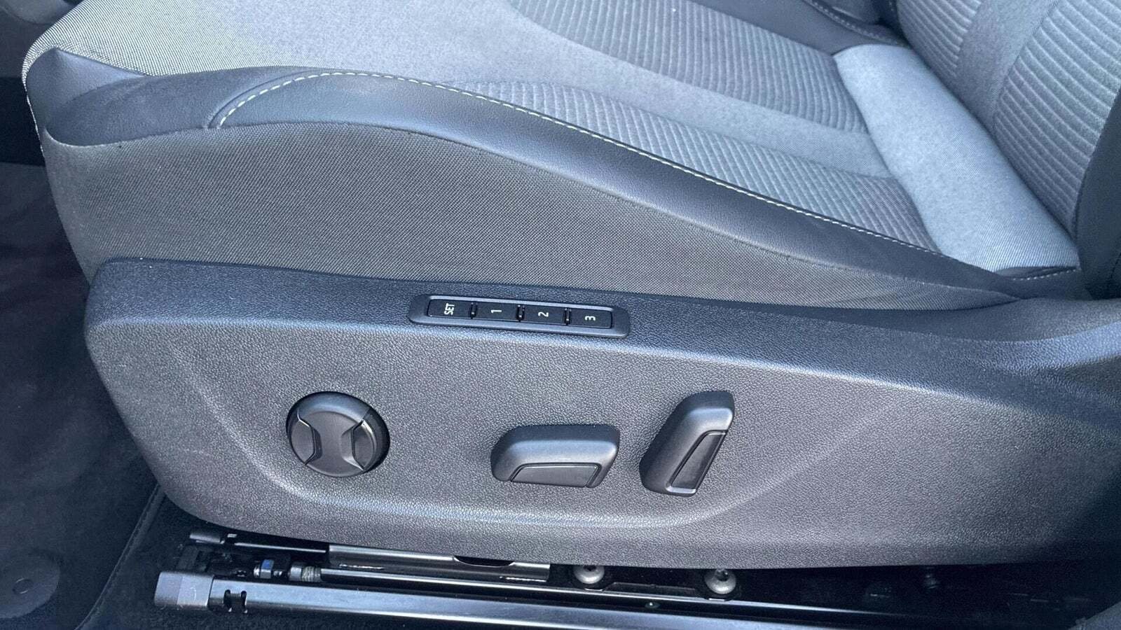 Hvid Skoda Enyaq fra 2023