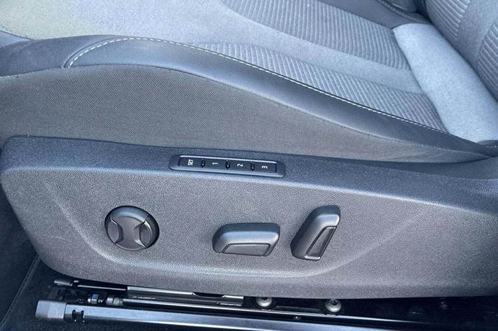 Hvid Skoda Enyaq fra 2023