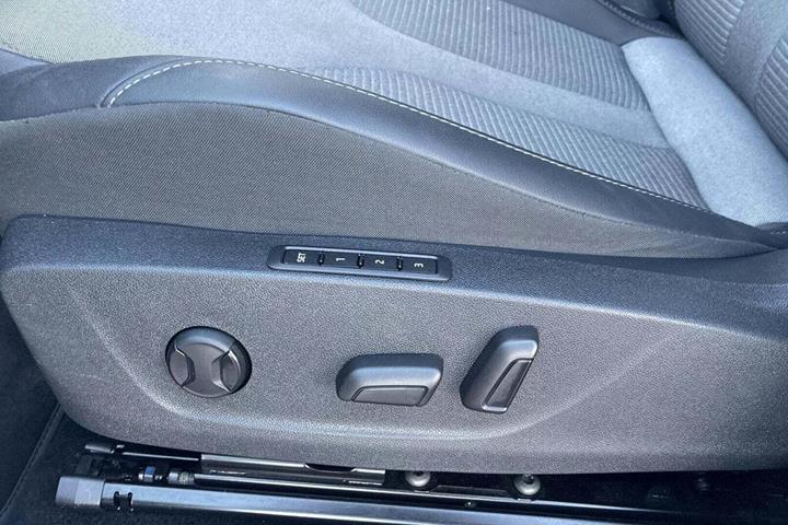 Hvid Skoda Enyaq fra 2023