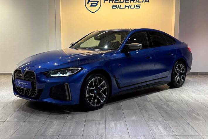 Blå BMW i4 fra 2024 set udefra