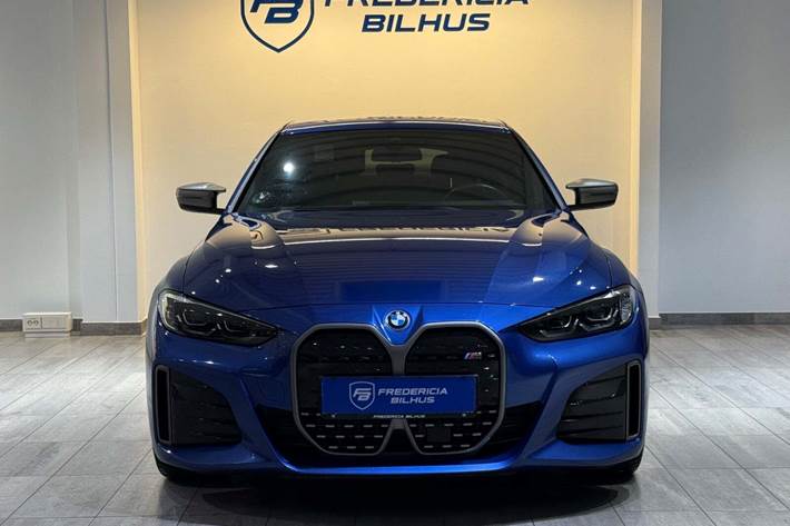 Blå BMW i4 fra 2024