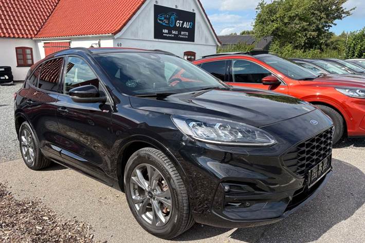Sort Ford Kuga fra 2021 set udefra