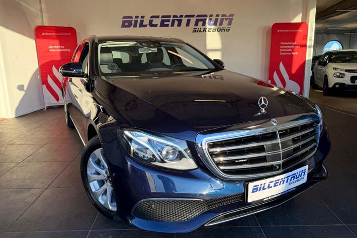 Blå Mercedes E220 d fra 2016 set udefra