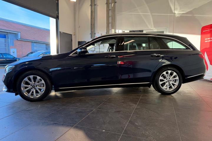 Blå Mercedes E220 d fra 2016