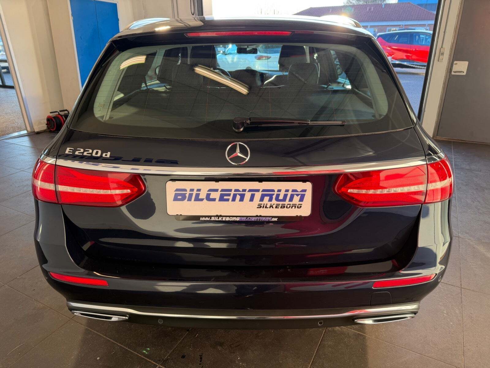Blå Mercedes E220 d fra 2016