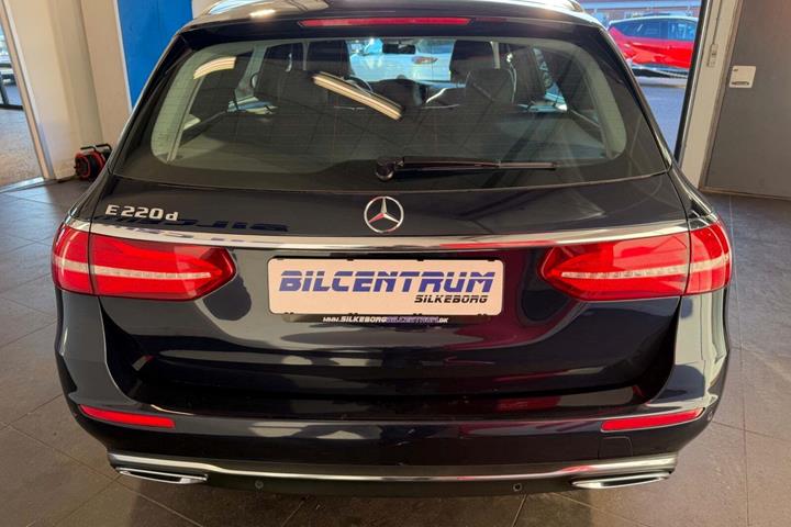Blå Mercedes E220 d fra 2016