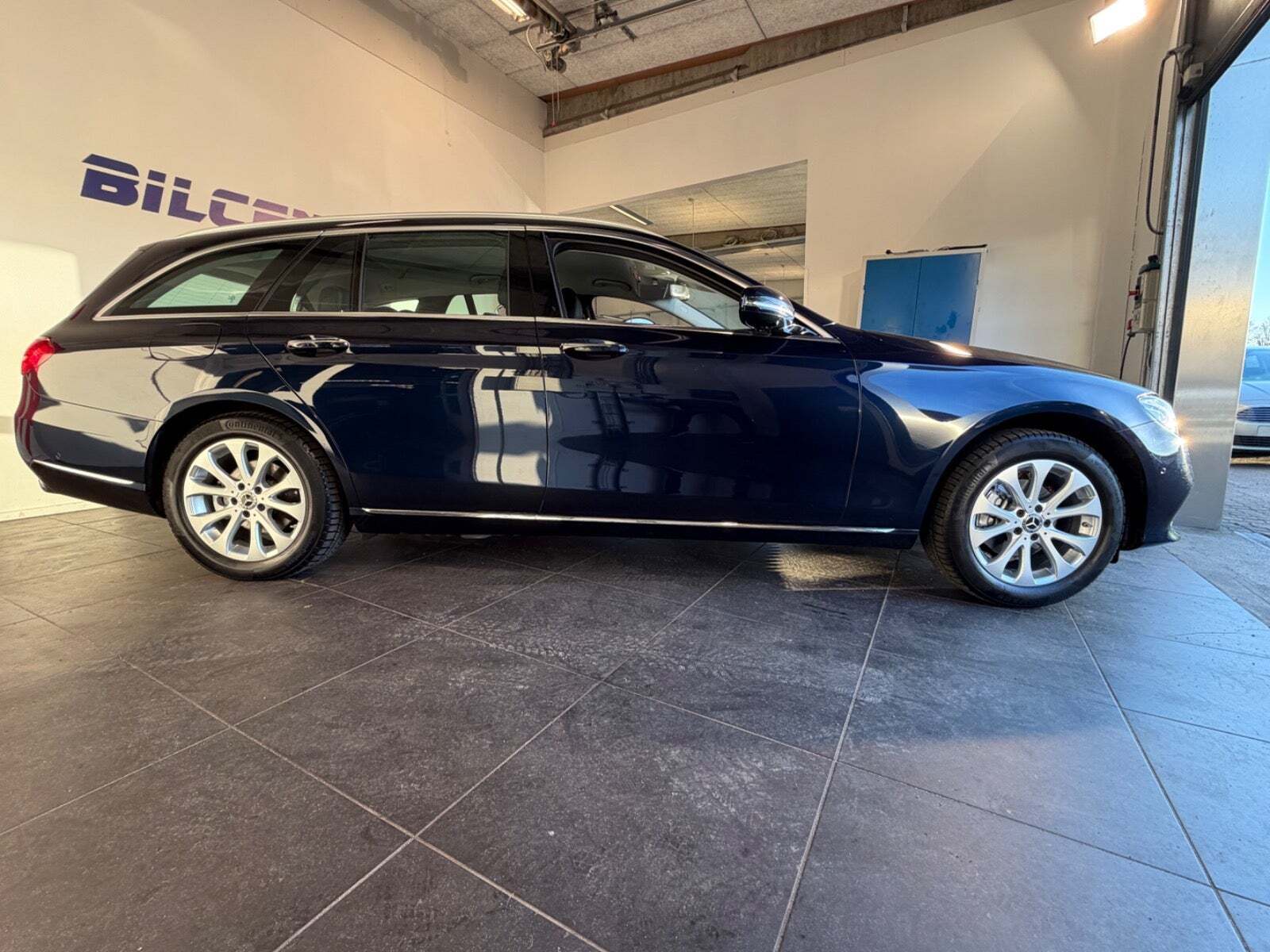 Blå Mercedes E220 d fra 2016
