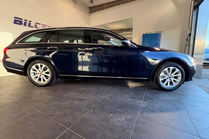 Blå Mercedes E220 d fra 2016