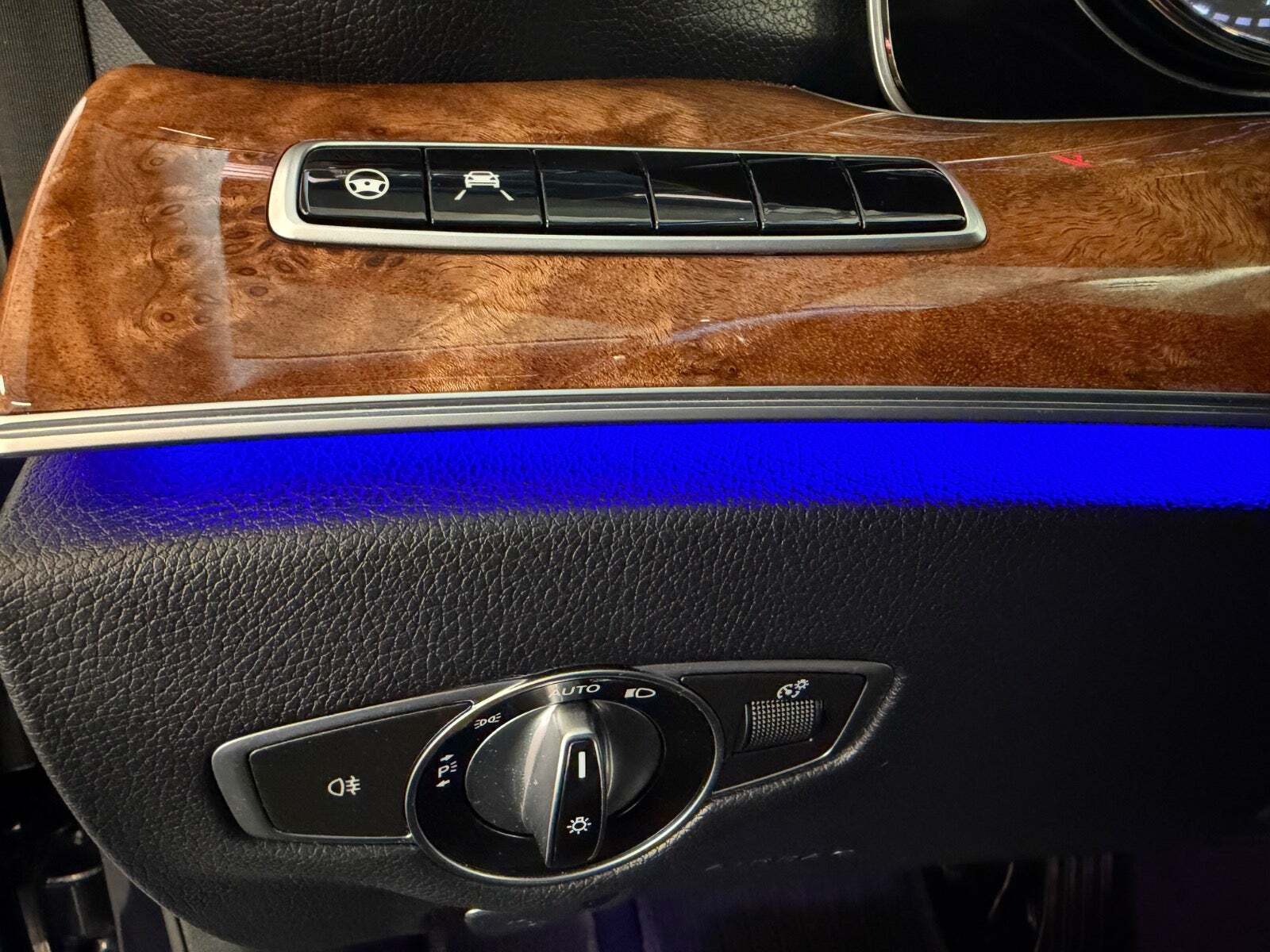 Blå Mercedes E220 d fra 2016